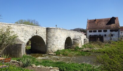 Fototapeta na wymiar alte steinerne Brücke Stadt Harburg
