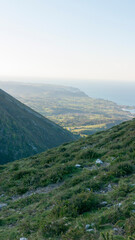 Horizonte marino y pueblo desde montaña en Asturias