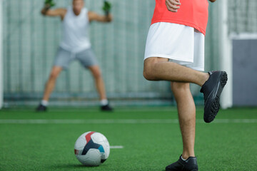 Obraz premium man poised to kick football into goal