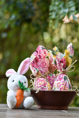 Coelho da Páscoa de pelúcia e ovo de páscoa feito em casa. 