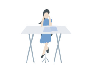 机の上でアイデアを考えている仕事中の女性　A working woman thinking of ideas on the desk