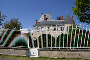 Belle demeure entourée d'une grille