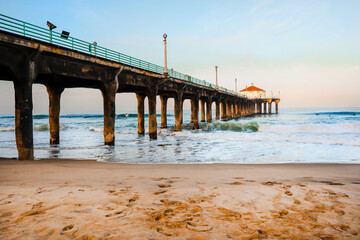 Obraz premium Manhattan Beach pier with ocean waves, Los Angeles, California