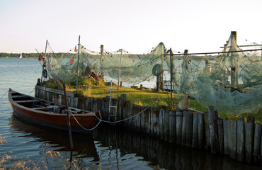 Fischernetze und kleines Fischerboot an der Schlei in Schleswig - Fischersiedlung Holm, Schleswig-Holstein, Deutschland