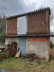 Hórreo de ladrillo en una aldea de Galicia © CDN