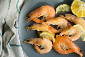 Big boiled shrimps with lemon, isolated