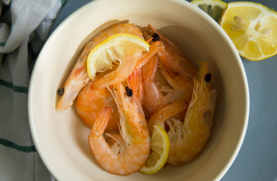 Big boiled shrimps with lemon, isolated