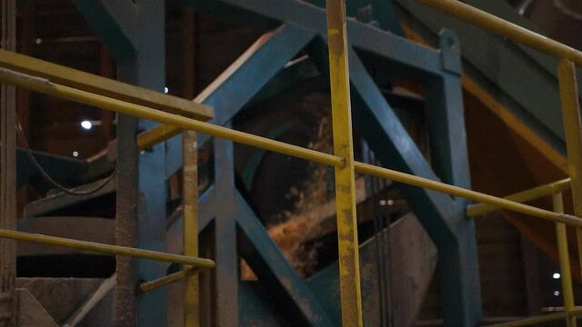 tas de silure de bois tombant au ralentie