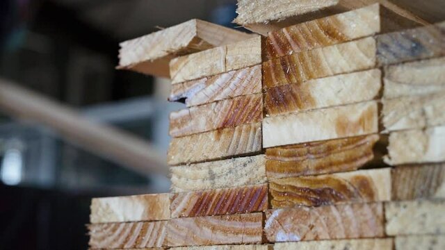stockage de bois de construction avec personne travaillant en fond
