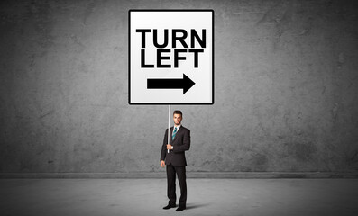 Obraz premium business person holding a traffic sign