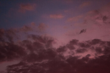 diferentes atardeceres con nubes de colores pasteles y brillantes