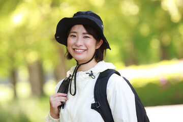 登山をする女性