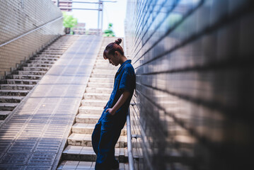 地下道にいる女性