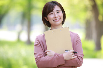 Fototapeta premium バインダーを持つ女性社員