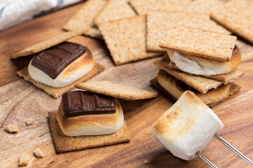 焼いたマシュマロとチョコレートをクラッカーに挟んだスモア