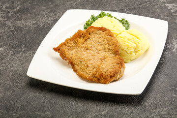 Crispy chicken schnitzel with mashed potato