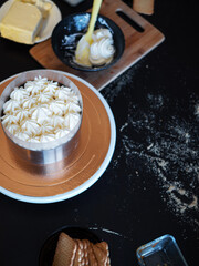 Banoffi cake, the cooking process. Cake without baking on shortbread dough.