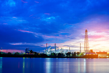 Naklejka premium Oil refinery plant chemical factory and power plant with many storage tanks and pipelines at sunset.