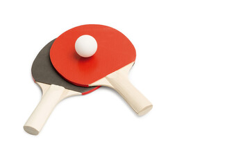 Raquetas de Ping Pong Cruzadas con Pelota sobre un fondo blanco liso y aislado. Vista superior. Copy space - obrazy, fototapety, plakaty