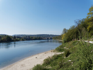 Fototapeta premium Circuit de promenade en allemagne longant la rive du Rhin entre le vieux Pont de Rheinfelden et la centrale hydraulique