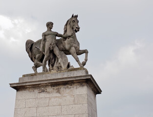 Obraz premium Sculpture of a Roman warrior on the bridge of Jena, sculptor Louis-Joseph Doma