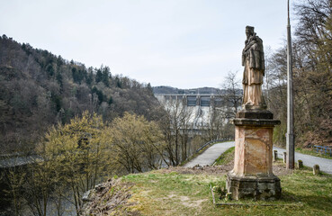 Obraz premium statue of St. John under the Slapy dam on the Vltava river 
