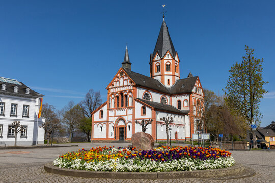 Sinziger St. Peter Kirche auf dem Kirchplatz und Rathaus