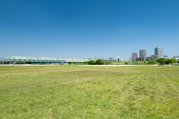 Obraz premium 青空広がる郊外の風景 北区赤羽荒川河川敷