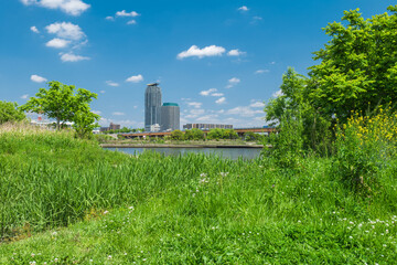 青空広がる初夏の荒川と川口市の風景