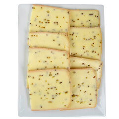 fromage à raclette à la moutarde tranchés dans une assiette