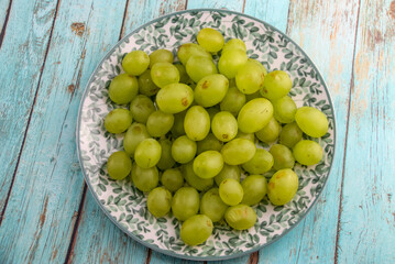 Grains de raisins vert sur une assiette