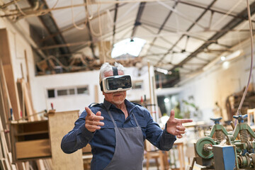 Handwerker bei Simulation mit Virtual Reality Brille