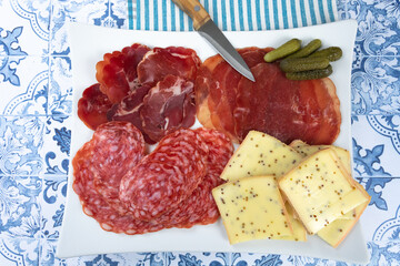 fromage à raclette et charcuterie sur une planche à découper