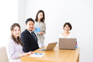 Fototapeta premium オフィスで赤ちゃんと一緒に働く会社員