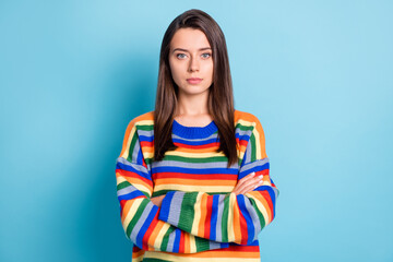 Fototapeta premium Portrait of attractive serious brown-haired girl folded arms isolated over vibrant blue color background