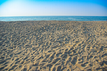 Fototapeta na wymiar 山陰地方の砂浜についたたくさんの足跡