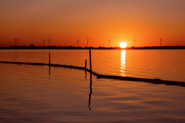 Naklejka premium Sonnenuntergang über dem Wasser