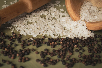 Sale e pepe pronti per essere utilizzati in cucina. 