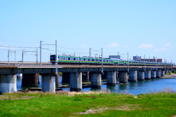 相模川を渡る東京に向かう通勤電車