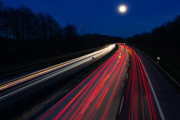 Autobahn A45 Sauerlandlinie Mond Deutschland Verkehr Abend Dämmerung Mond blaue Stunde Farbverlauf...