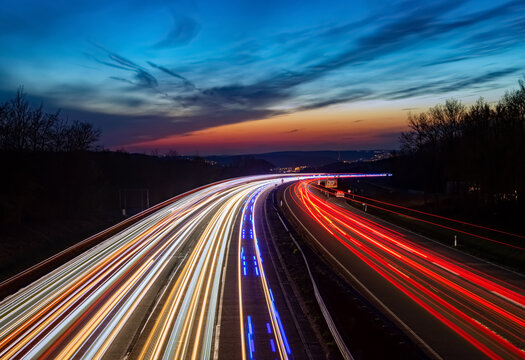 Autobahn Sauerlandlinie Hagen L&uuml;denscheid A45 Kurve Deutschland Blaulicht Unfall Polizei Feuerwehr Verkehr Abend Himmel D&auml;mmerung blaue Stunde Farbverlauf EInsatz Geschwindigkeit Spuren Ruhrgebiet
