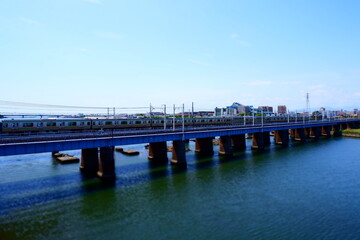 Fototapeta na wymiar 相模川を渡る東海道線の電車