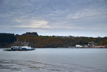 Obraz premium Waterford County Fishing Village Ferry Passing to Hook Peninsula