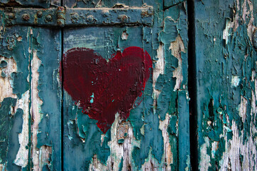 L'amore rappresentato da un cuore rosso dipinto su una vecchia finestra di legno a Venezia