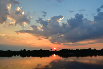Obraz na płótnie Canvas zachód słońca nad rzeką