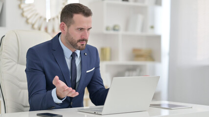 Fototapeta premium Disappointed Businessman having Failure on Laptop in Office 