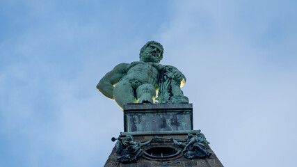 Luftaufnahme der Figur Herkules auf dem Monumentalbau mit Blick in den blauen Himmel, Kassel, Hessen, Deutschland