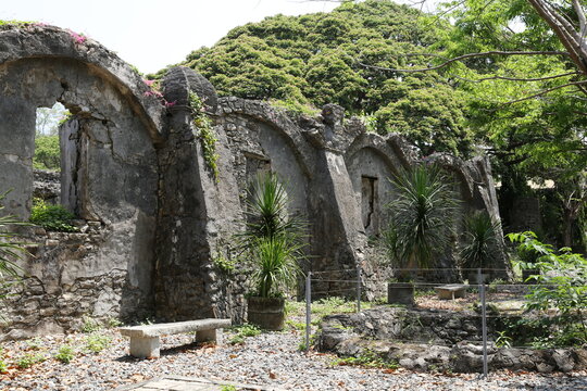 Ruinen der Pindangan Kirche 1764, mit Sitzplatz und Grundwasserbrunnen, San Fernando La Union, Philippinen