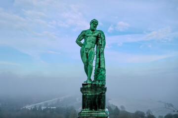 luftaufnahme von der Spitze des Monumentalbau mit der Figur des Herkules mit Blick in den blauen...