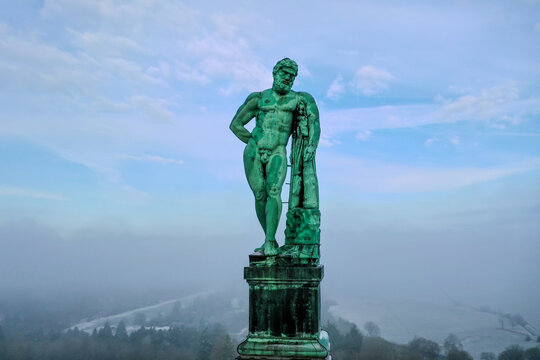 luftaufnahme von der Spitze des Monumentalbau mit der Figur des Herkules mit Blick in den blauen Himmel und Nebel bei Sonnenaufgang, Kassel, Hessen, Deutschland